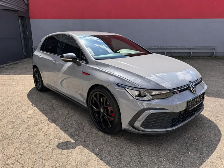 Gepflegter silberner VW Golf GTI in der Vorderansicht