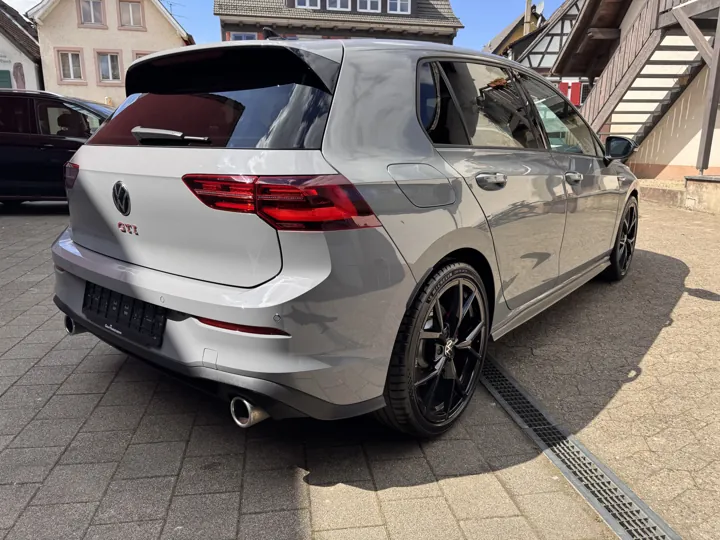 Silberner VW Golf GTI in der Heckansicht