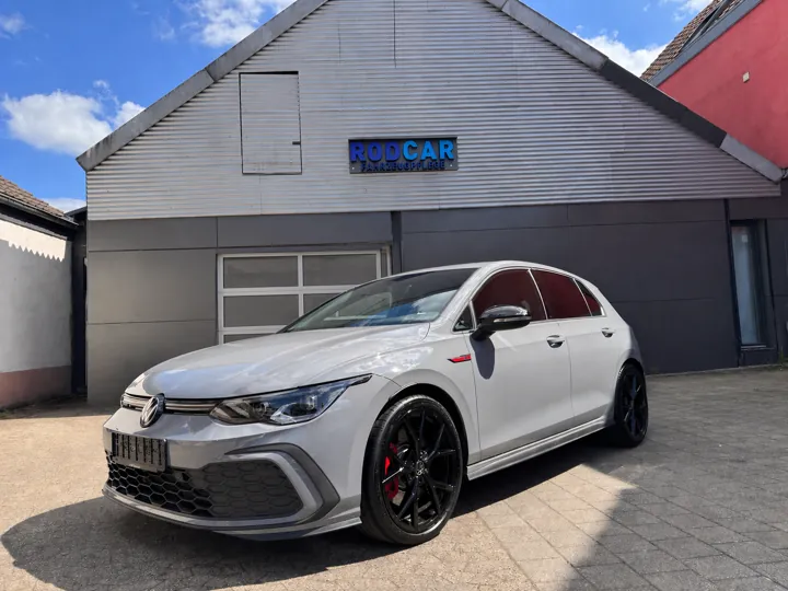 Silberner VW Golf GTI vor der RODCAR Werkstatt